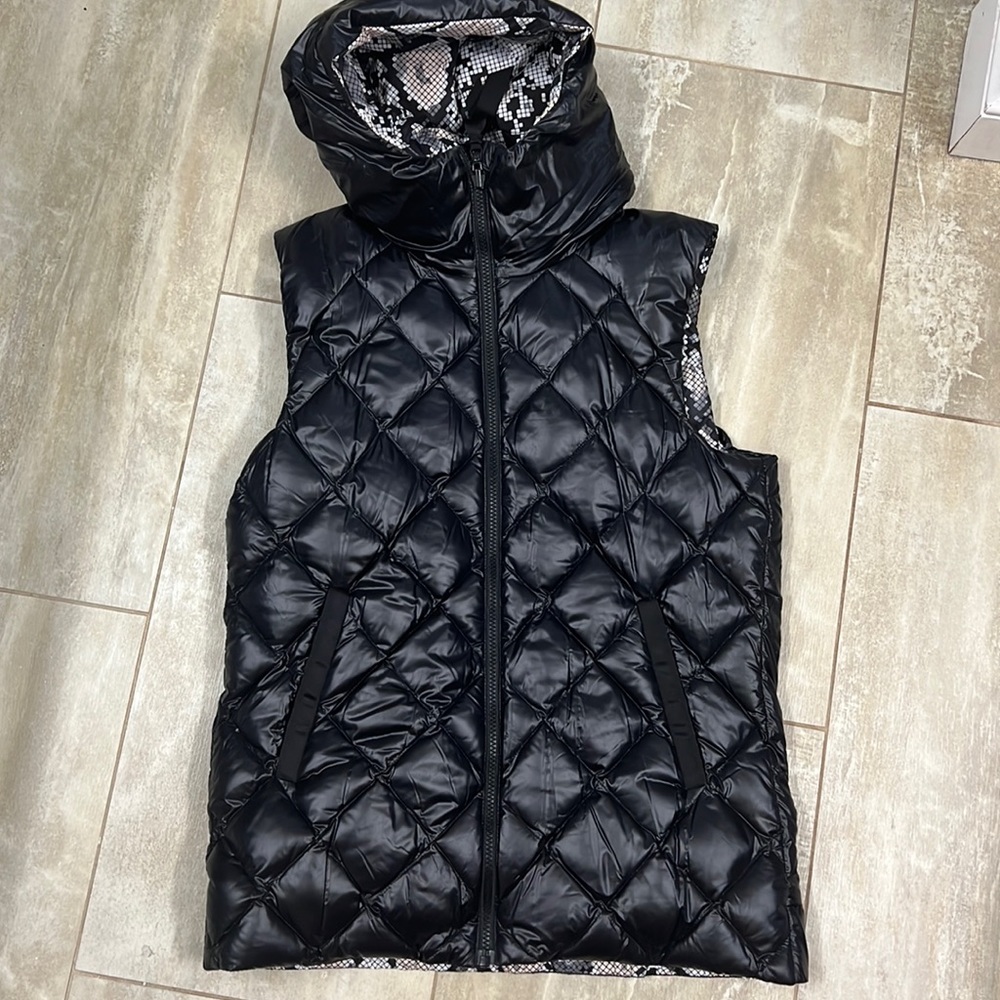 Lululemon reversible vest; great condition; size 10